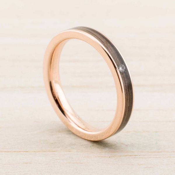 Verlobungsring aus Holz und Gold