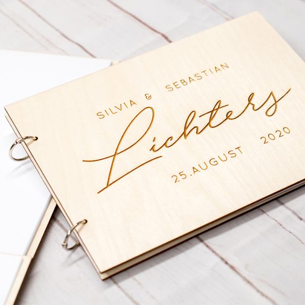 mit Namen und Datum graviert