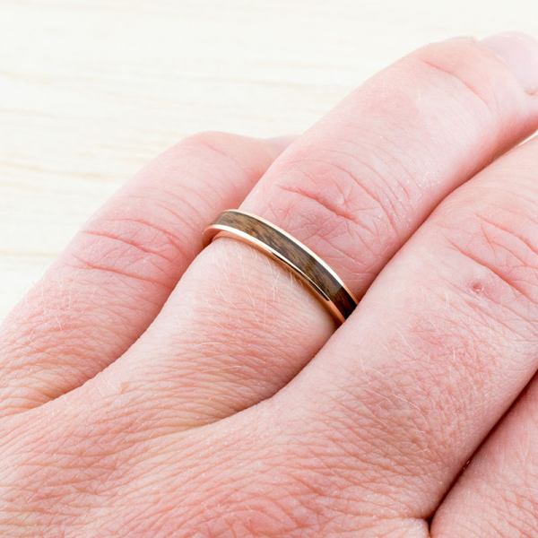 Verlobungsring aus Holz